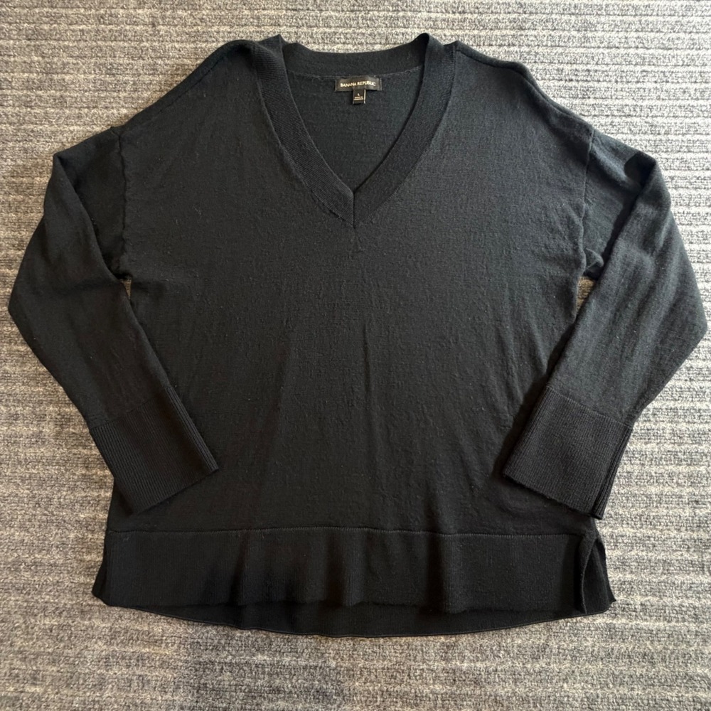 Women's Banana Republic Relaxed V-neck Knit Sweater L 100% Merino Wool Black
